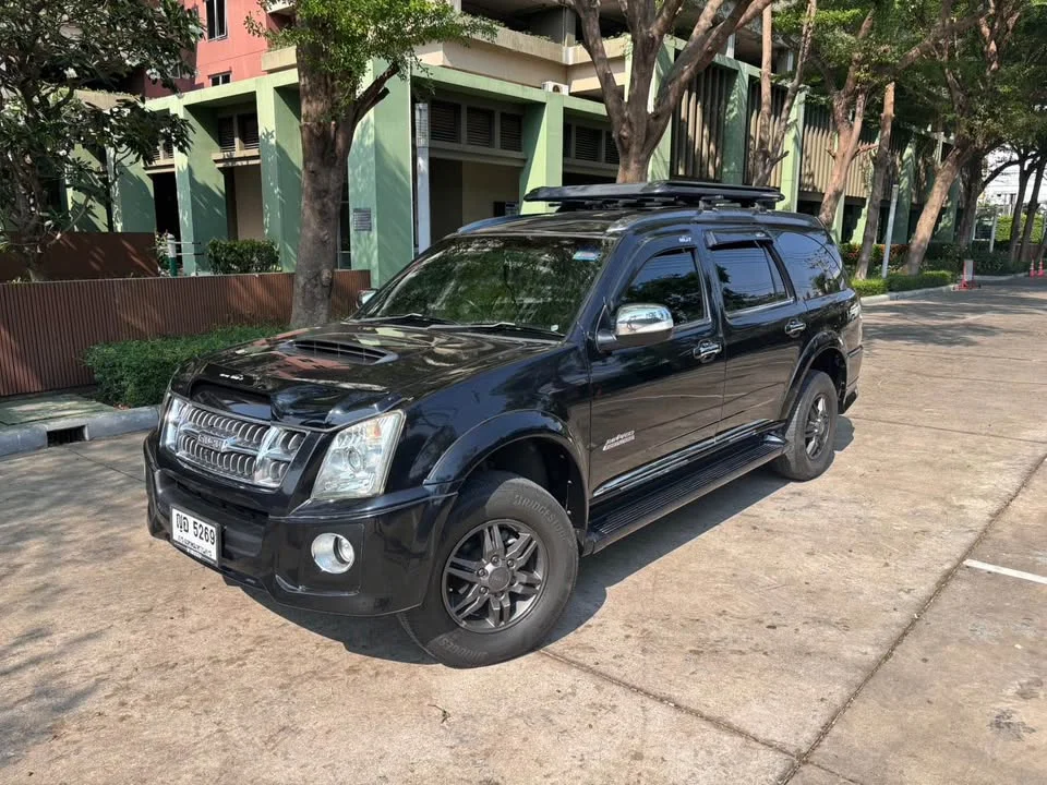 2011 Isuzu MU-7 2