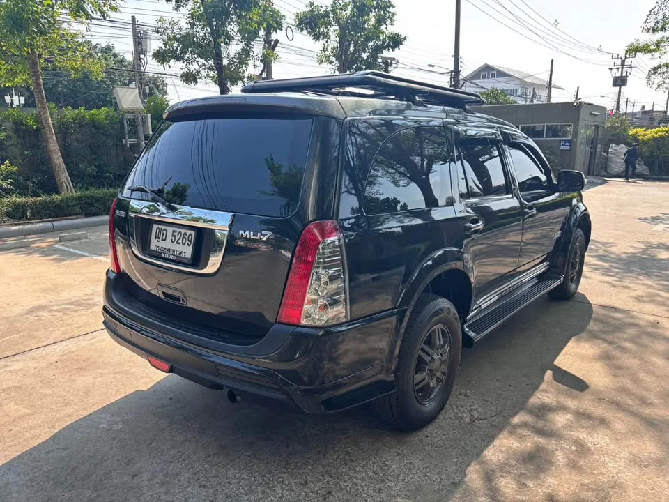 2011 Isuzu MU-7 3