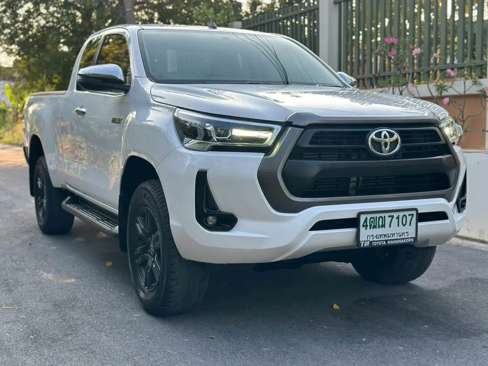 2021 Toyota Hilux VIII 2