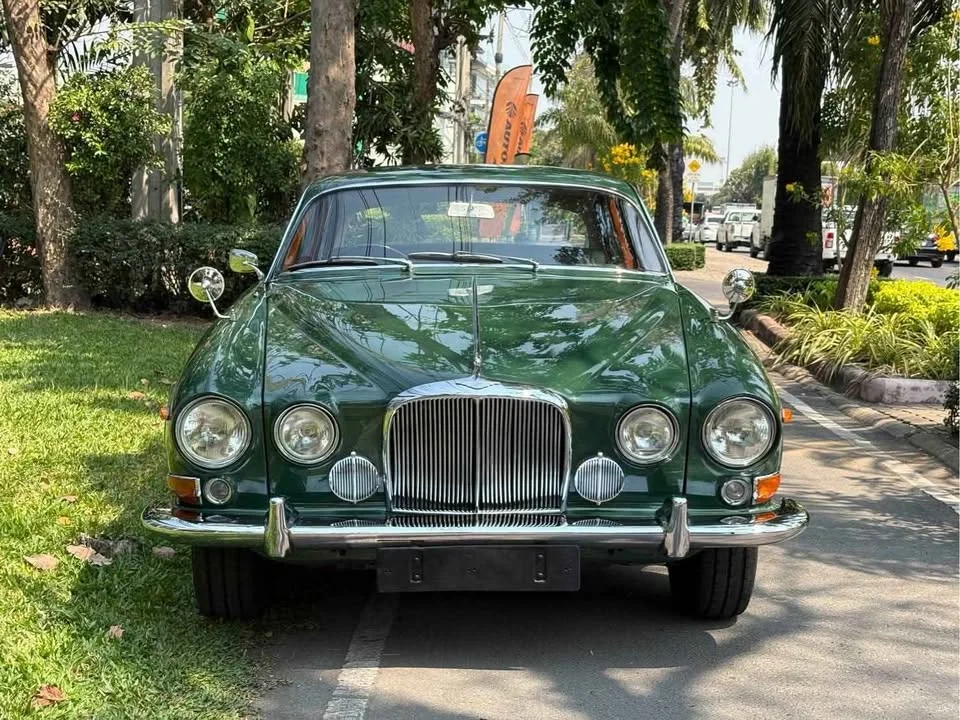 1968 Jaguar XJ Series II 3