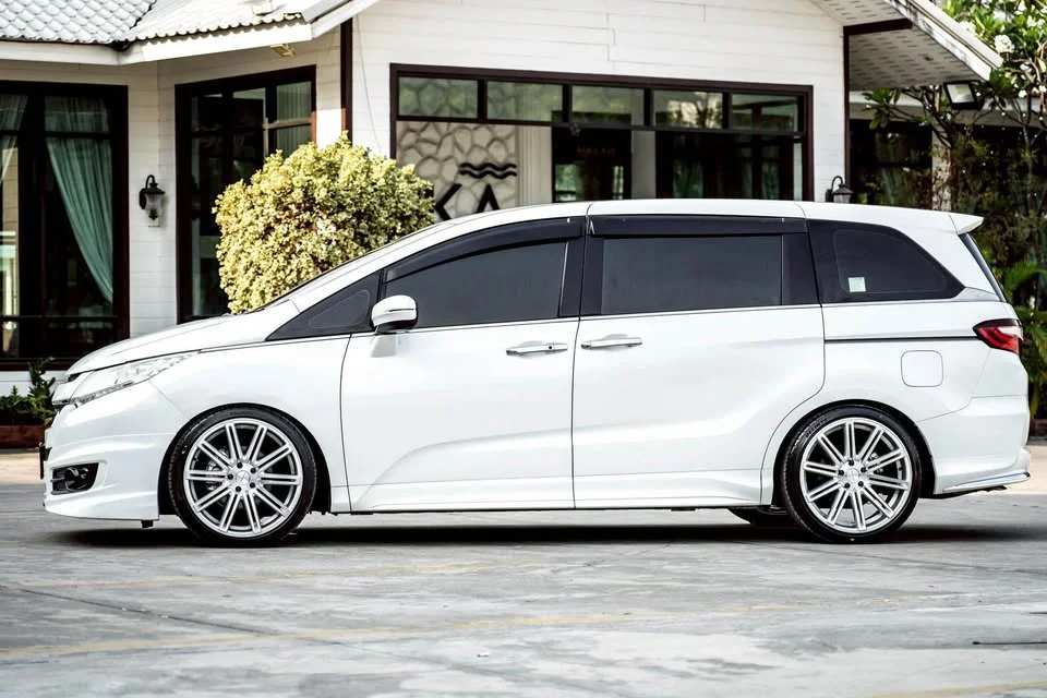 2015 Honda Odyssey V 2