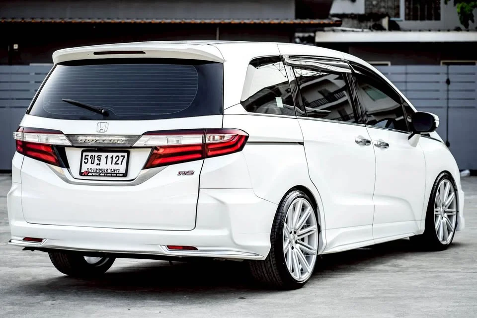 2015 Honda Odyssey V 3