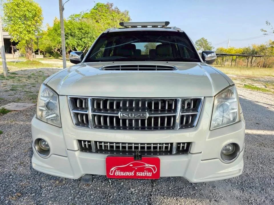 2010 Isuzu MU-7 3