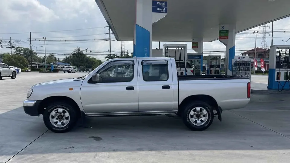 2000 Nissan Frontier I 2