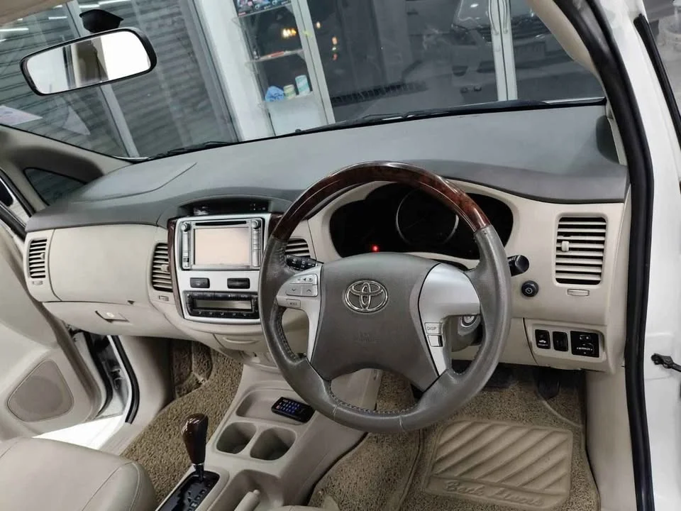 2012 Toyota Innova I 2