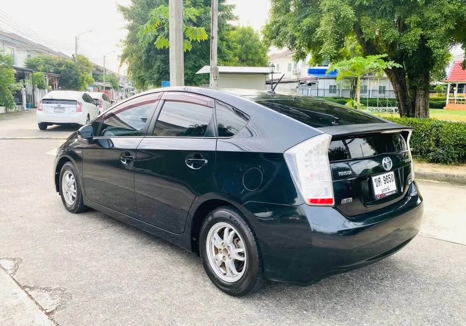 2011 Toyota Prius III 2