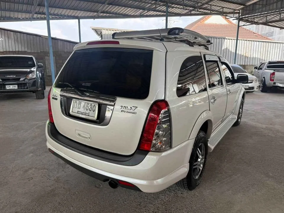 2011 Isuzu MU-7 3