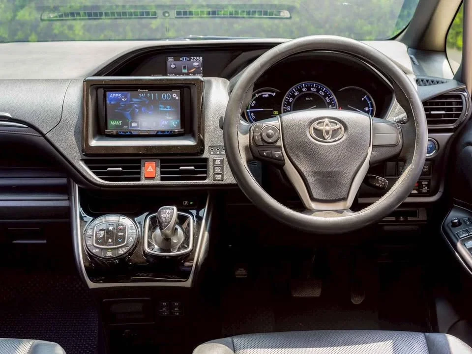 2015 Toyota Voxy III 2