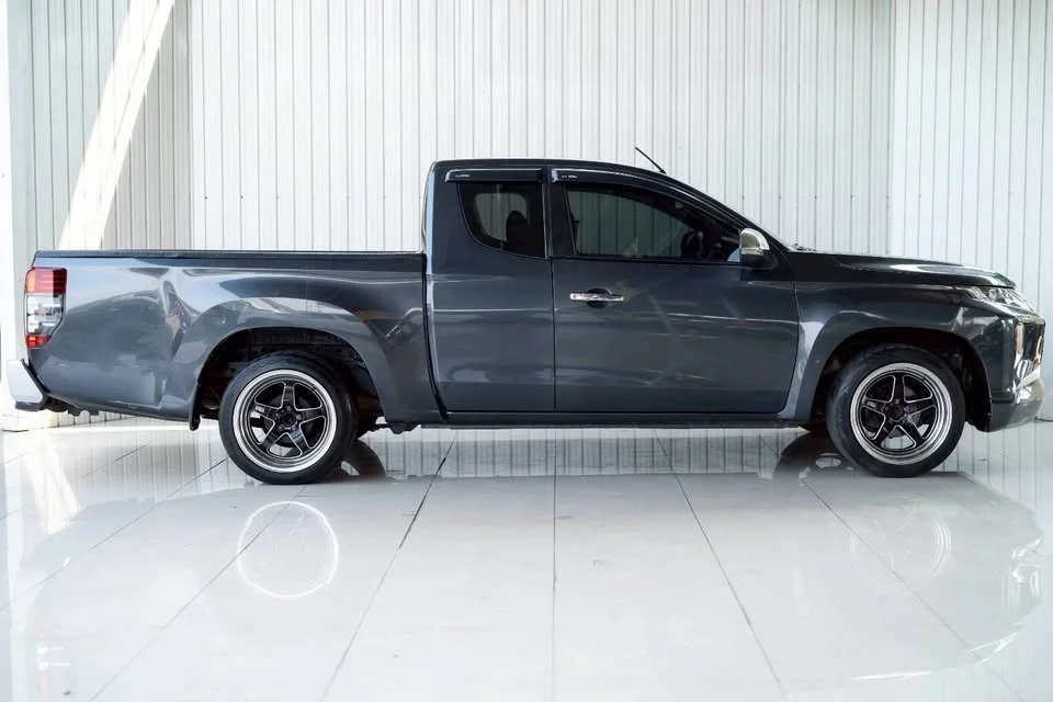 2022 Mitsubishi Triton V 2