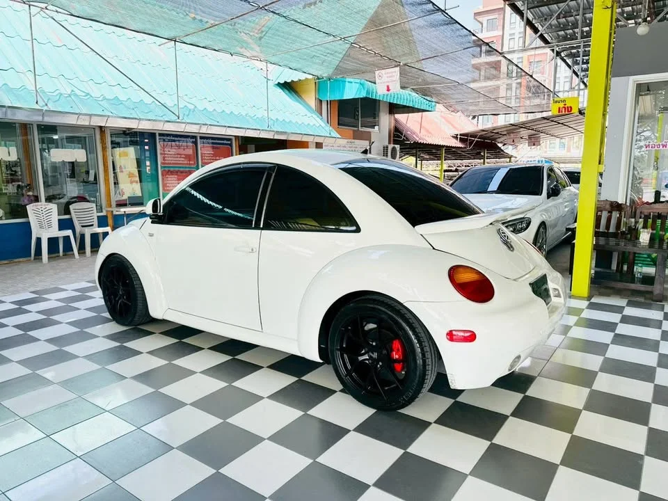 2011 Volkswagen New Beetle 2