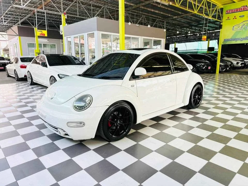 2011 Volkswagen New Beetle 3