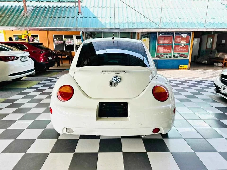 2011 Volkswagen New Beetle 2