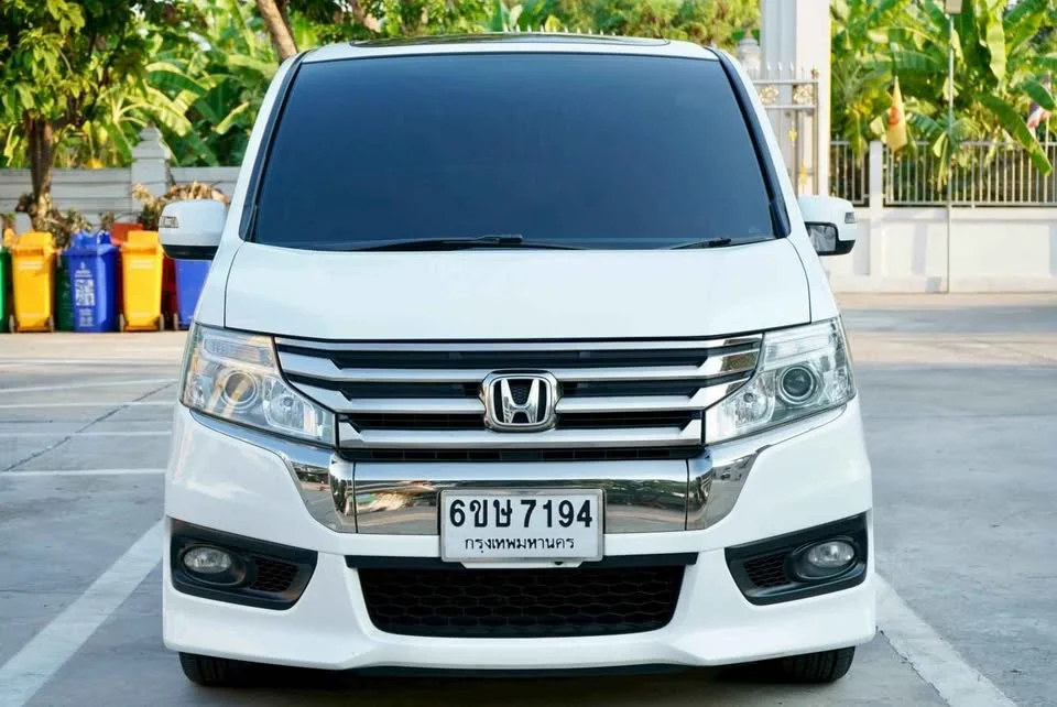 2014 Honda Stepwgn IV 2