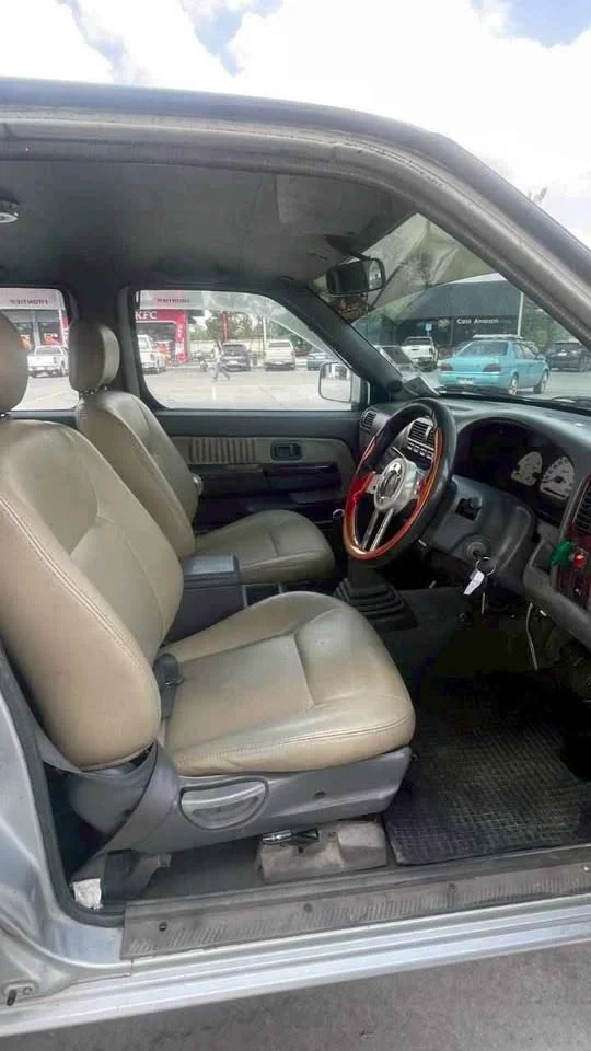 2000 Nissan Frontier I 2