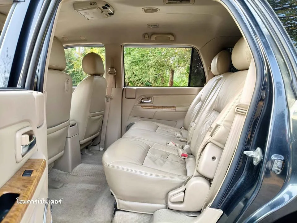 2010 Isuzu MU-7 2