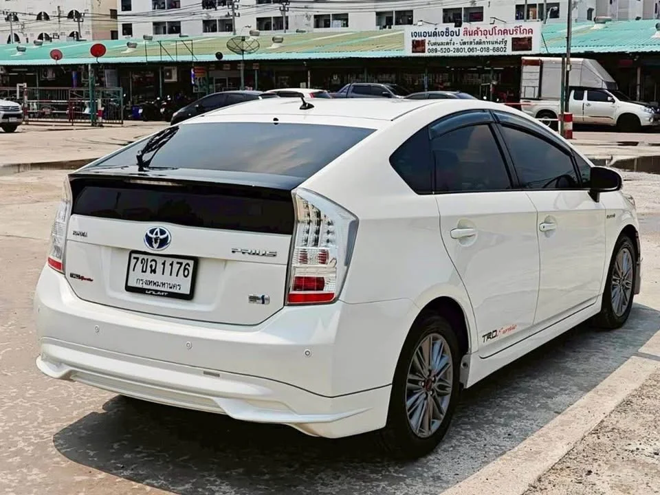 2011 Toyota Prius III 2