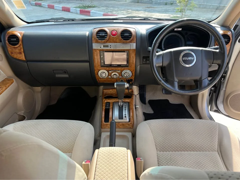 2011 Isuzu MU-7 2