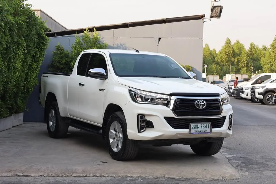 2019 Toyota Hilux VIII 2