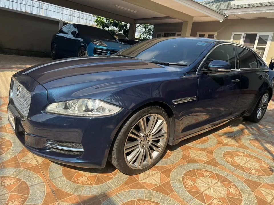 2011 Jaguar XJ X351 3