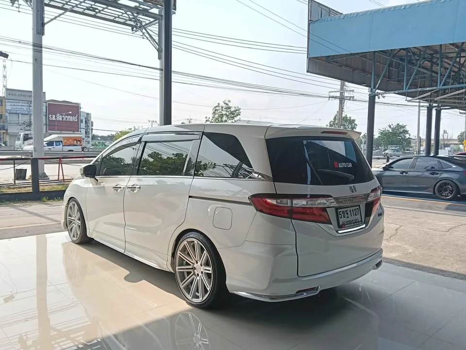 2015 Honda Odyssey V 3