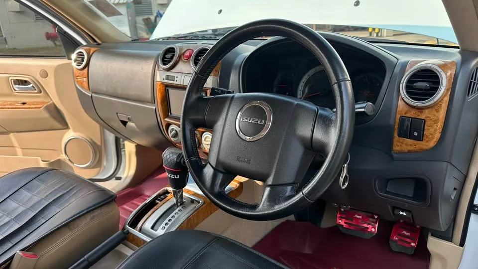 2010 Isuzu MU-7 2