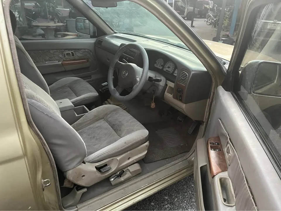 2004 Nissan Frontier I 3