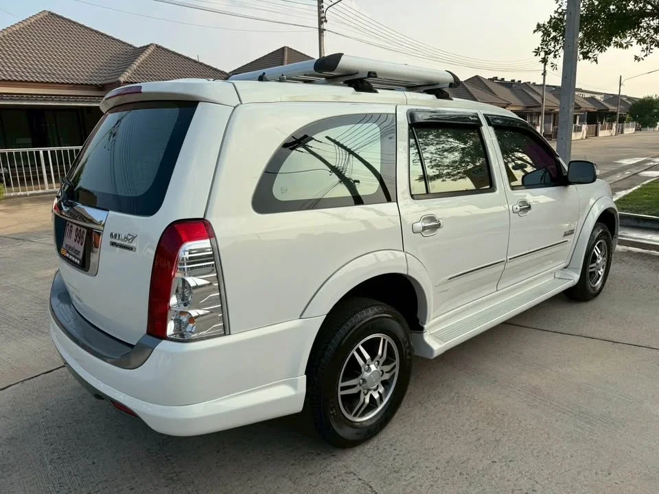 2009 Isuzu MU-7 3