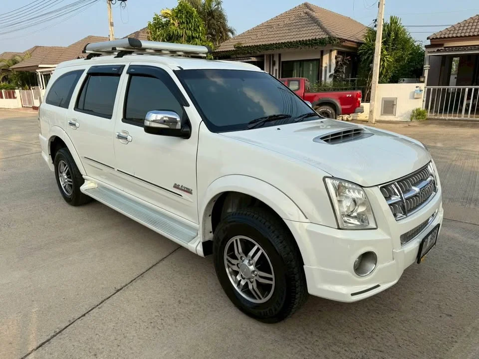 2009 Isuzu MU-7 2