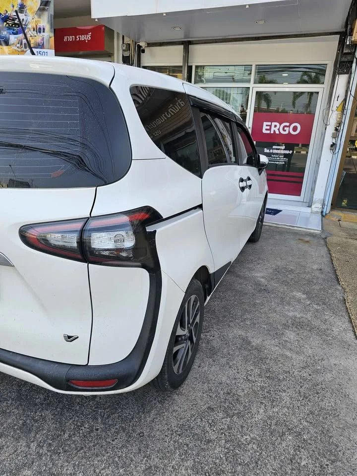2017 Toyota Sienta II 2