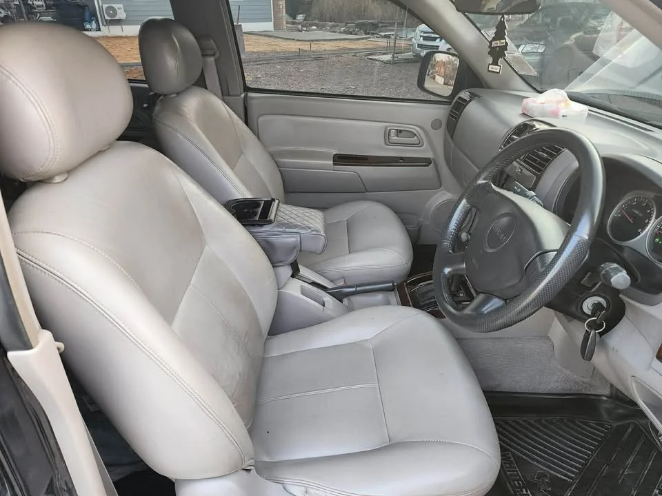 2005 Isuzu MU-7 2