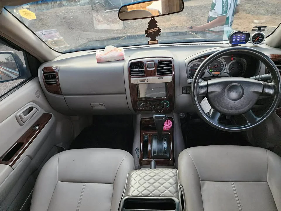 2005 Isuzu MU-7 3