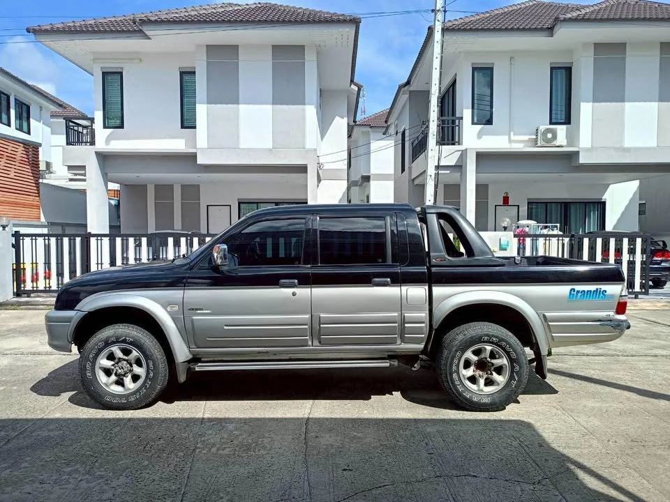 2002 Mitsubishi Strada III 2