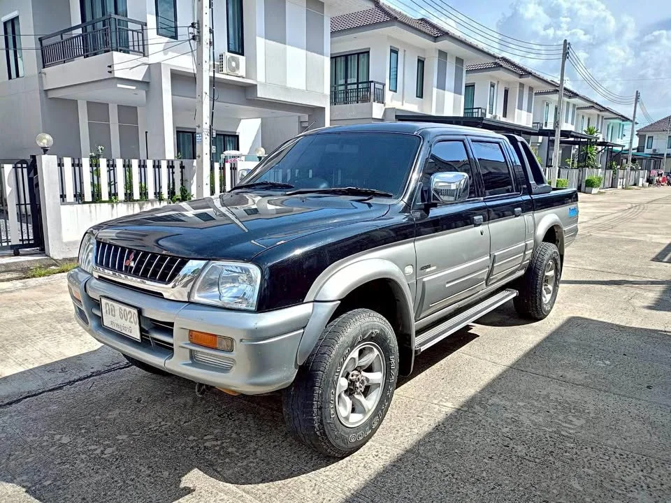 2002 Mitsubishi Strada III 2