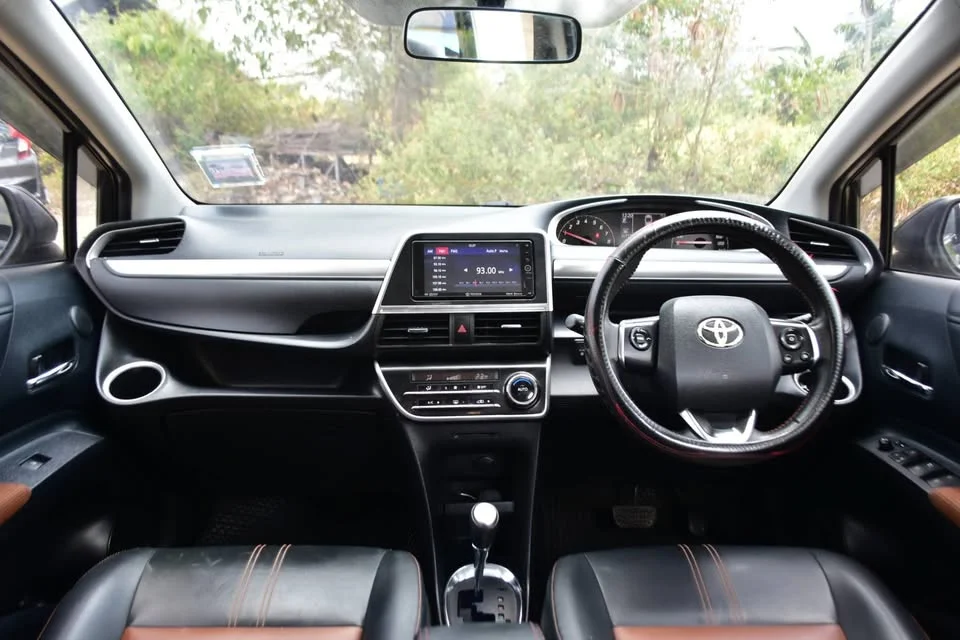 2017 Toyota Sienta II 3
