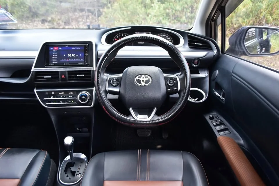 2017 Toyota Sienta II 2