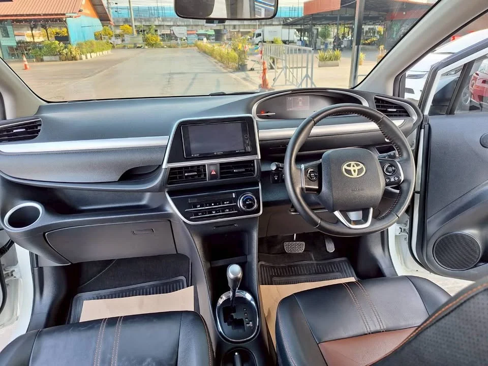 2017 Toyota Sienta II 3