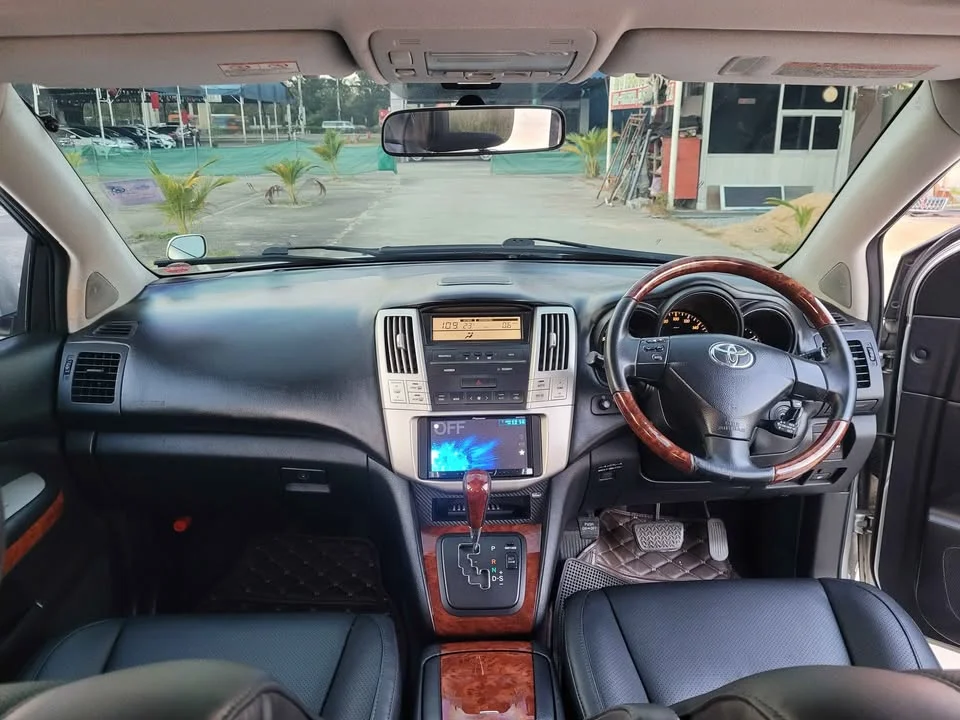 2004 Toyota Harrier II 3