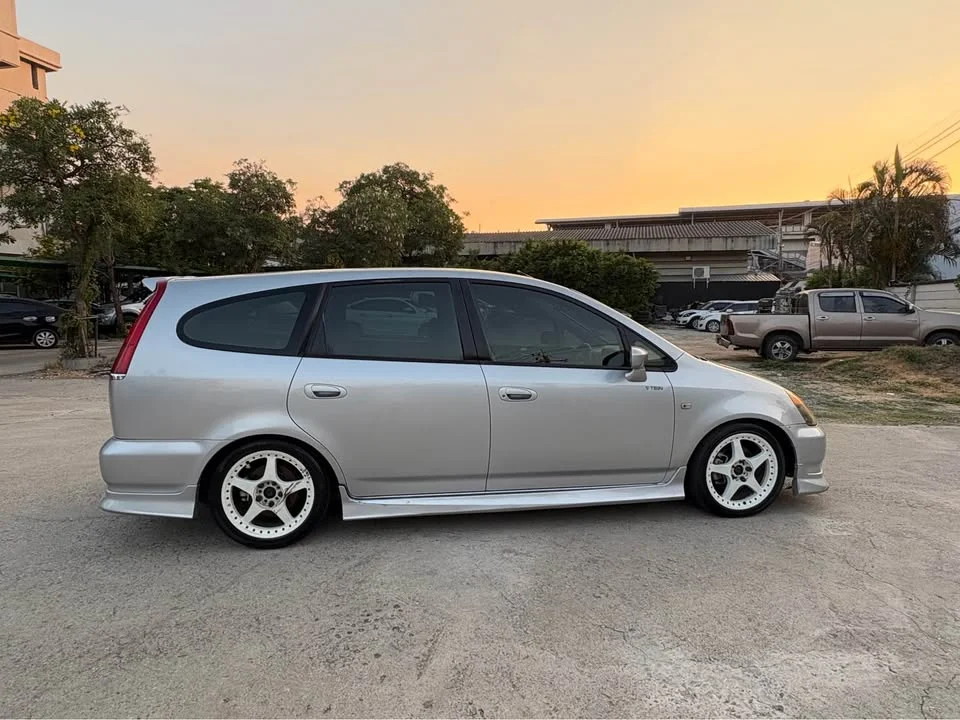 2004 Honda Stream I 3