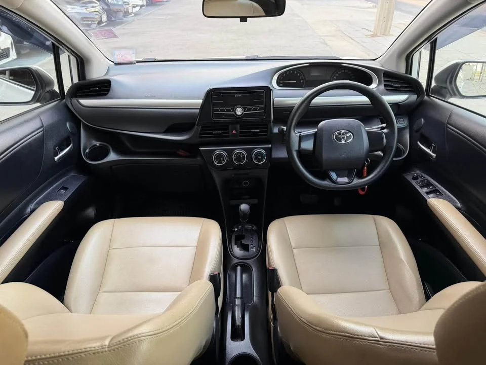 2017 Toyota Sienta II 2