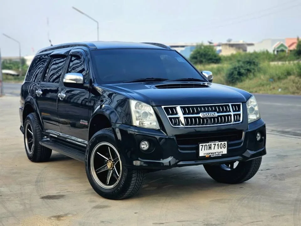 2011 Isuzu MU-7 3