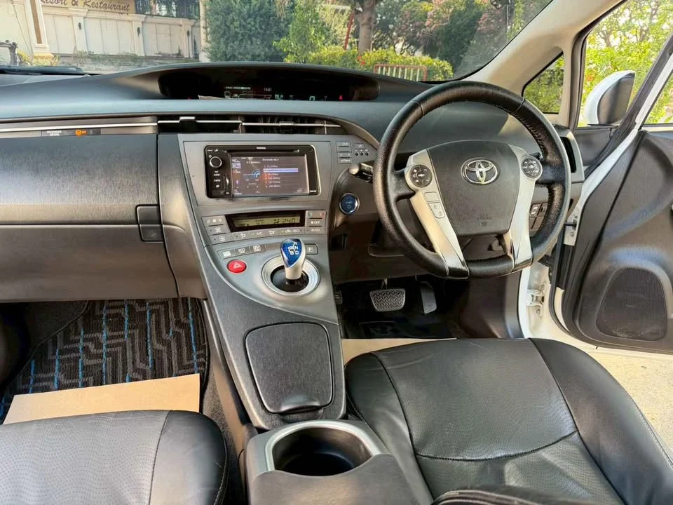 2013 Toyota Prius III 3