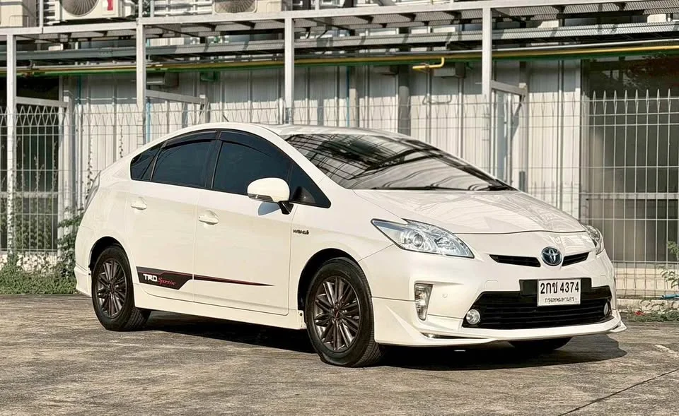 2013 Toyota Prius III 2