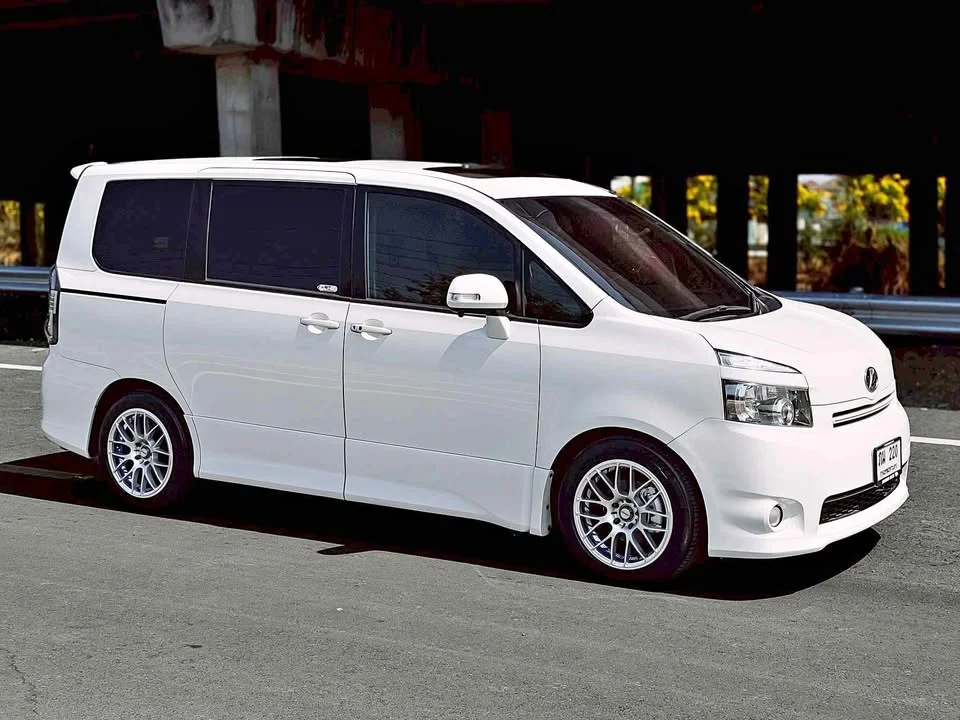 2007 Toyota Voxy II 2