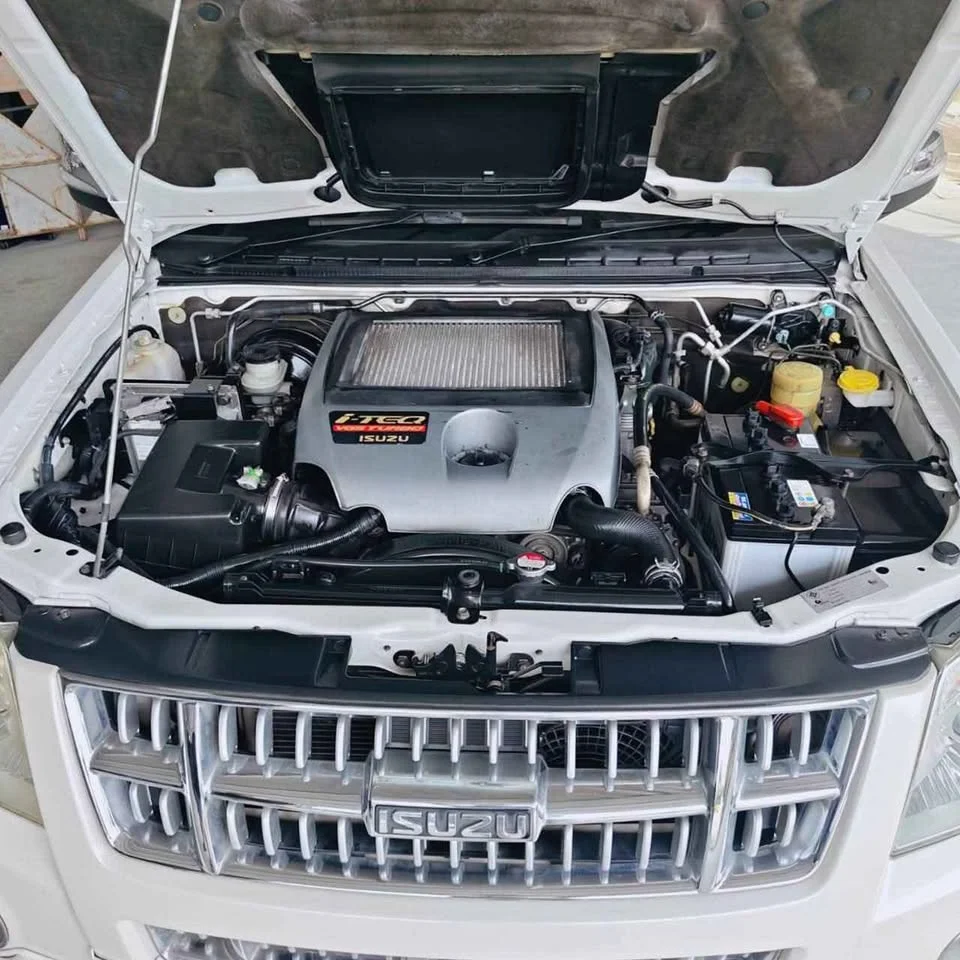 2011 Isuzu MU-7 3