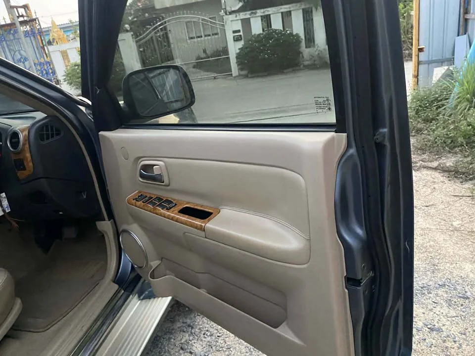 2010 Isuzu MU-7 2