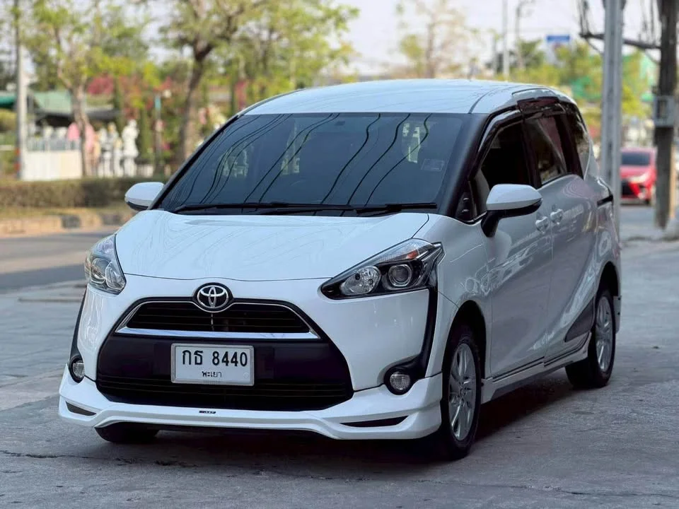 2017 Toyota Sienta II 3