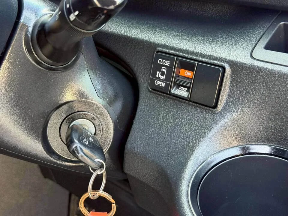 2017 Toyota Sienta II 2