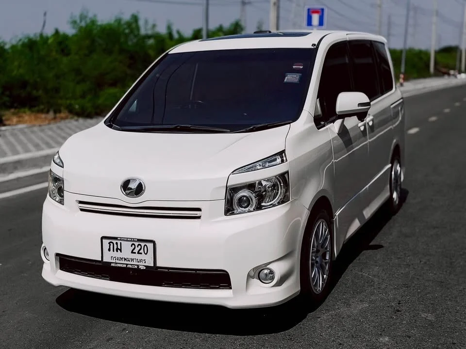 2007 Toyota Voxy II 2