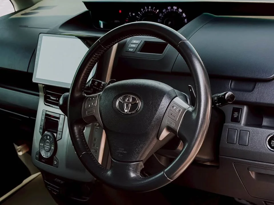 2009 Toyota Voxy II 3