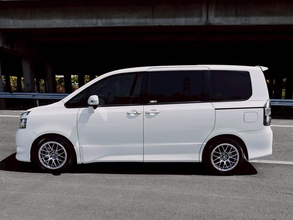 2009 Toyota Voxy II 2